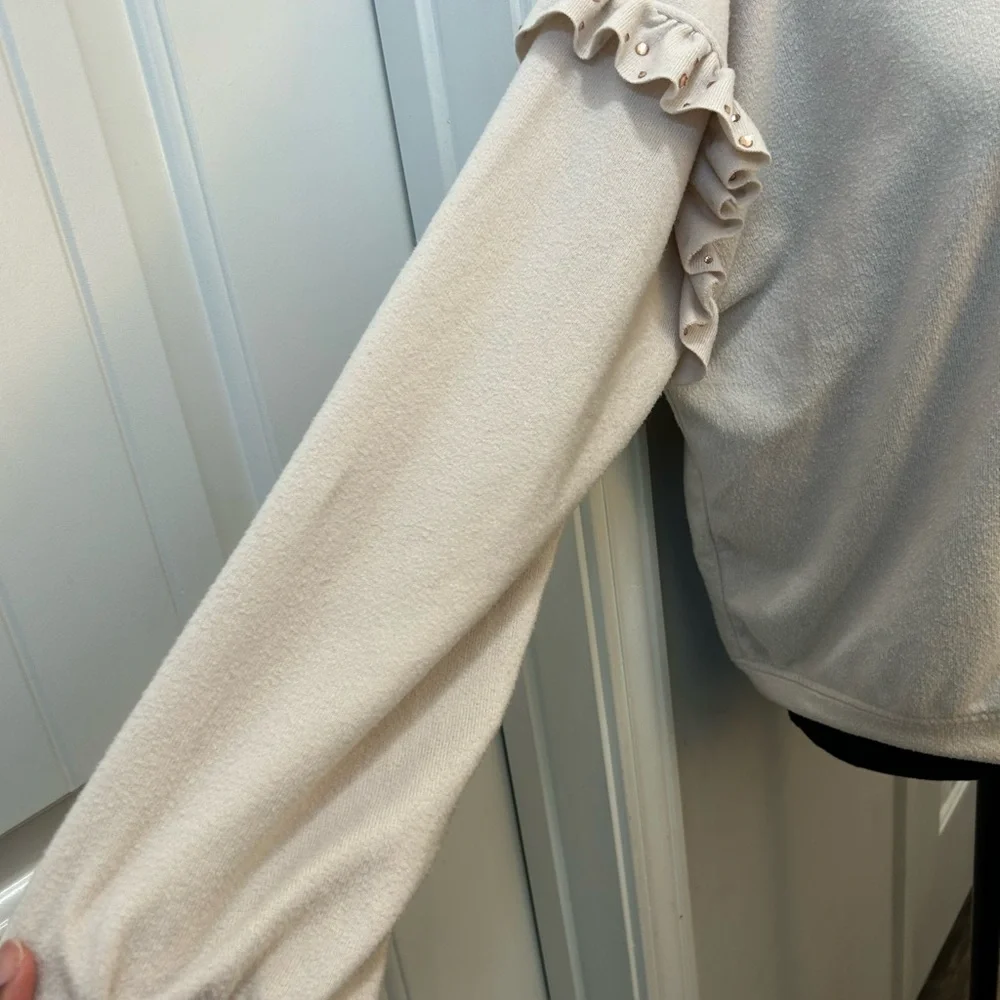 Women’s Cream‎ Ruffle Sleeve Sweatshirt Pullover Size Large